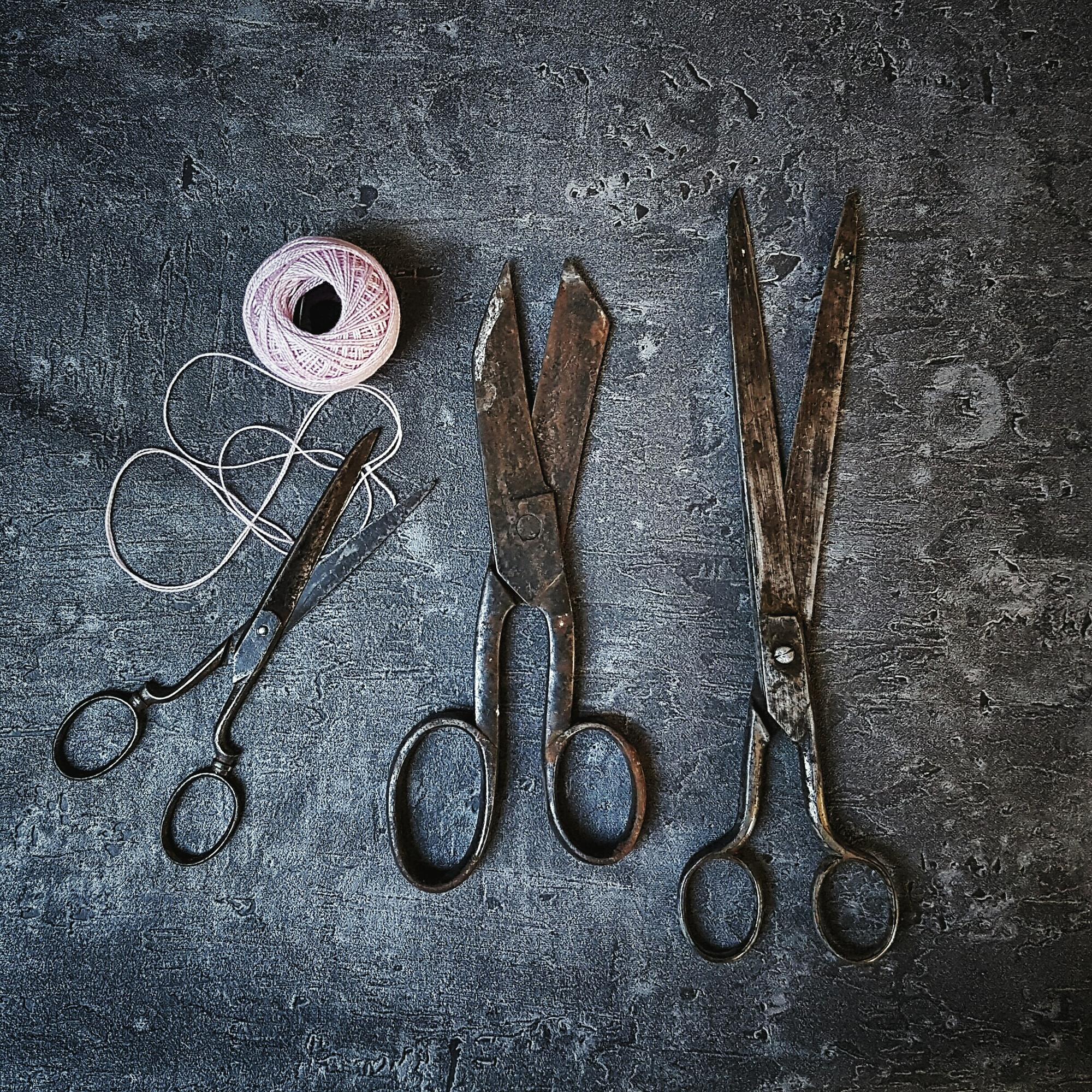 atelier table with threads and vintage scissors